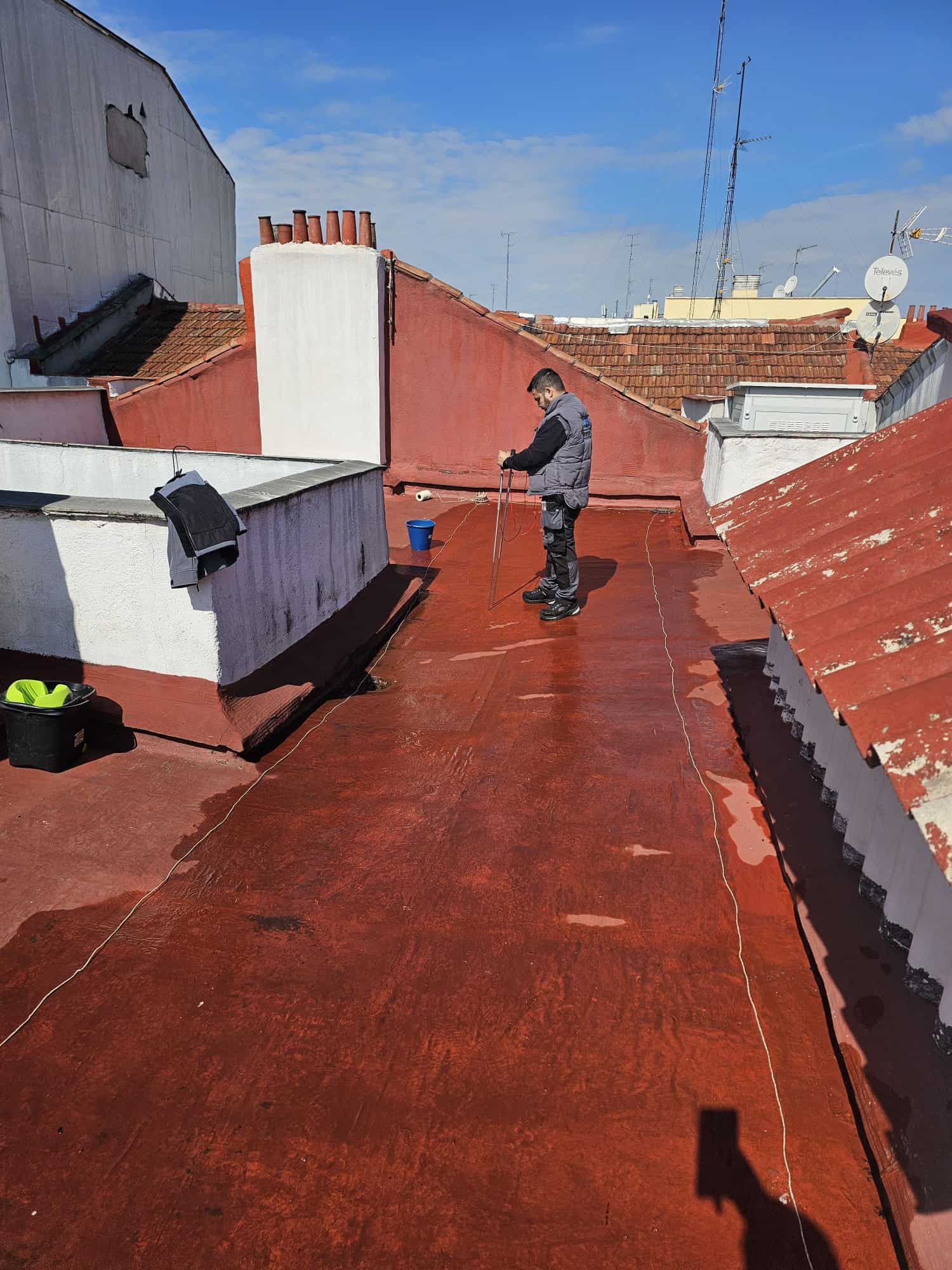 ¿Su edificio tiene humedades y sospechas que hay una fuga escondida en el tejado?